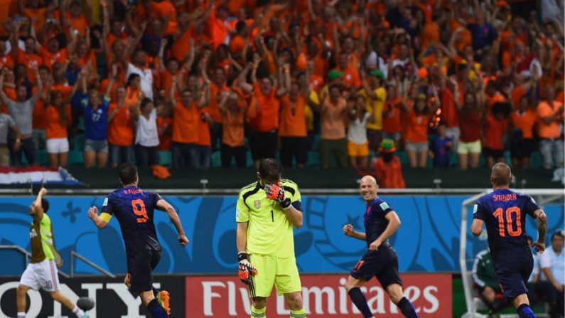 Iker Casillas, da Espanha, desanima após levar o quarto gol da Holanda, marcado por Robin van Persie na Arena Fonte Nova, em Salvador, 13 de junho de 2014 (David Ramos/Getty Images)