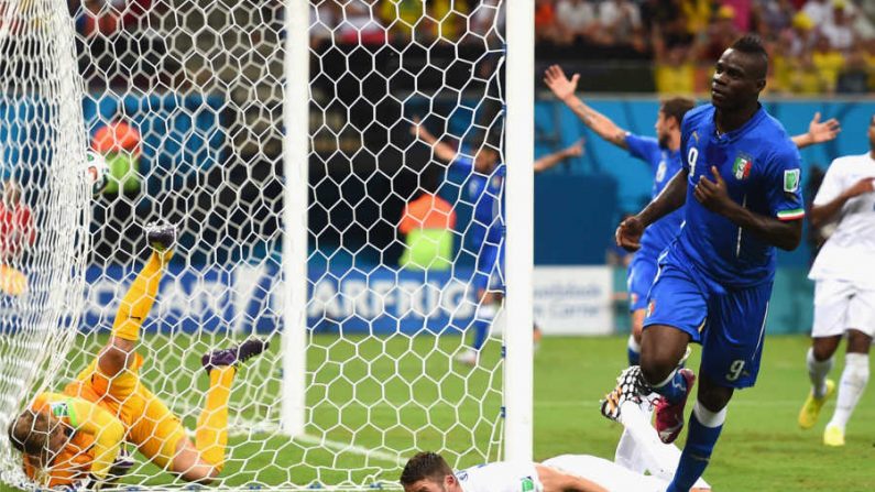 Mario Balotelli da Itália comemora depois de marcar o segundo gol contra a Inglaterra, durante partida pelo Grupo D da Copa do Mundo 2014, na Arena Amazônia em 14 de junho, Manaus (Christopher Lee/Getty Images)