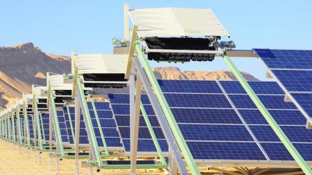 Primera central solar com sistema autônomo de limpeza