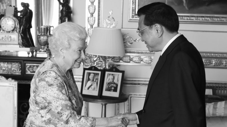 A Rainha Elizabeth II recebe o primeiro-ministro chinês Li Keqiang no Castelo de Windsor, em 17 de junho de 2014. The Times informou que Li solicitou incisivamente uma reunião com a Rainha e ameaçou cancelar sua viagem ao país a menos que lhe fosse concedida uma audiência (Steve Parsons/Getty Images)