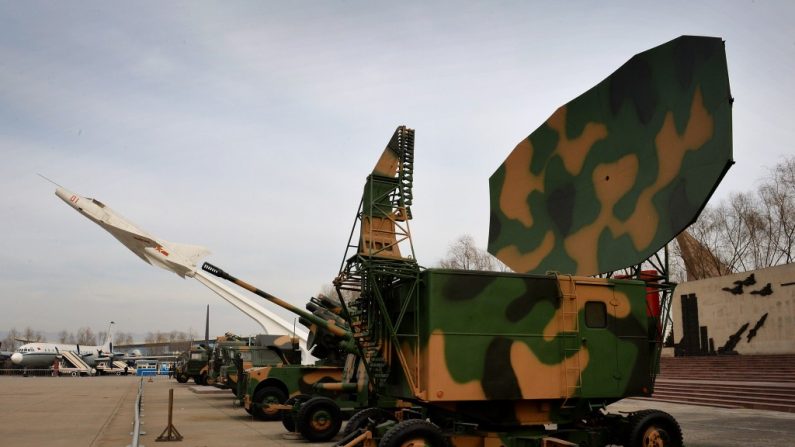 Um equipamento de radar dos militares chineses em exibição num museu de Pequim em dezembro de 2013. A China está desenvolvendo uma tecnologia destinada a desativar ou destruir os sistemas de comunicação militares dos EUA (Mark Ralston/AFP/Getty Images)