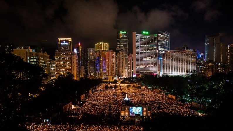 Cerca de 180 mil pessoas se reuniram no Parque Vitória em Hong Kong para uma vigília em memória às vítimas do massacre da Praça da Paz Celestial e clamaram pela derrubada do Partido Comunista Chinês em 4 de junho de 2014 (Phillipe Lopez/AFP/Getty Images)