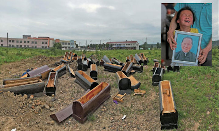 Dezenas de caixões confiscados despejados nos arredores da vila de Xindian, cidade de Tongcheng, em Anqing, em 24 de maio de 2014. No canto superior direito, Hu Menghan, de 7 anos, chora segurando o retrato da avó Zheng Shifang, de 83 anos, que se enforcou em 23 de maio para evitar ser cremada sob a nova lei que passou a vigor desde 1º de junho (Epoch Times)