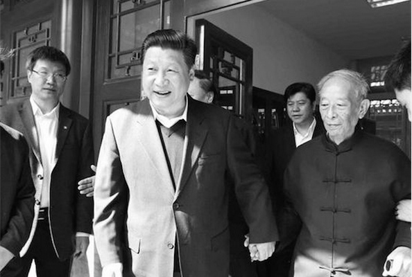 O líder chinês Xi Jinping cumprimenta Tang Yijie, de 87 anos, professor de filosofia da Universidade de Pequim, em 4 de maio. Tang foi um conhecido apoiador do movimento estudantil em 1989 (Xinhuanet.com)