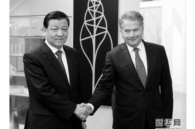 Liu Yunshan (à esquerda), o chefe de propaganda e ideologia da China, cumprimenta o presidente finlandês Sauli Niinistö em 15 de junho, o último dia da visita de Liu ao país (Xinhuanet.com)