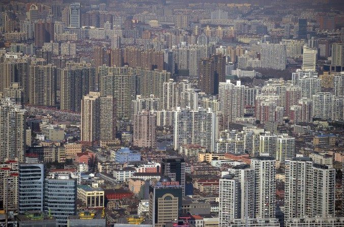 Edifícios comerciais e residenciais no distrito financeiro de Pudong, em Shanghai, China. Recentemente, muitos proprietários de edifícios e apartamentos de luxo têm vendido discretamente suas propriedades na China (Peter Parks/AFP/Getty Images)