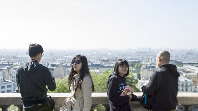 Turistas chineses visitam o bairro de Montmartre na cidade de Paris em 16 de maio de 2014 (Fred Dufour/AFP/Getty Images)