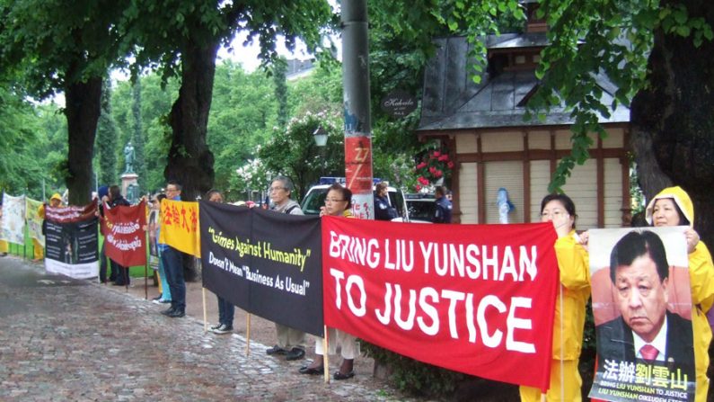 Praticantes da disciplina espiritual do Falun Gong protestam contra Liu Yunshan, um membro do Comitê Permanente do Politburo do Partido Comunista Chinês, durante sua visita recente à Finlândia (Minghui.org)