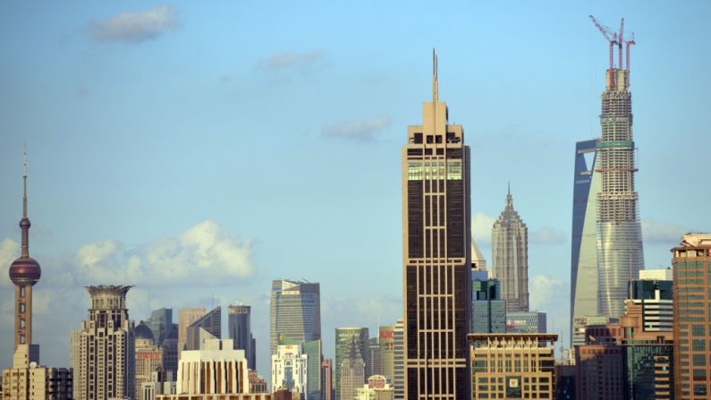 Propriedades comerciais e residenciais em Shanghai. A liderança chinesa está tentando aumentar a demanda no setor imobiliário enquanto o mercado parece enfrentar um declínio inevitável (Peter Parks/AFP/Getty Images)