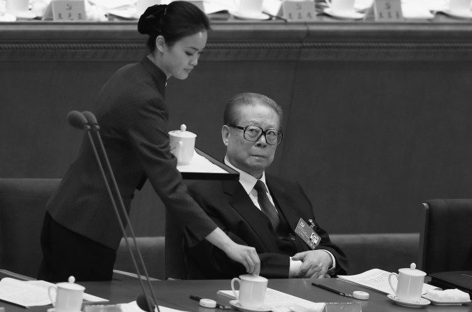 O ex-líder chinês Jiang Zemin (R) atende à sessão de abertura do 18º Congresso do Partido Comunista realizada no Grande Salão do Povo em 8 de novembro de 2012 em Pequim, China. Rumores de Jiang e suas amantes se difundiram  sem entraves na internet chinesa, contrariando o modus operandi da censura do regime chinês (Feng Li/Getty Images)