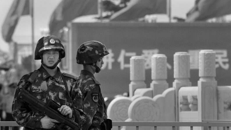 A polícia militar chinesa de prontidão na Praça da Paz Celestial em 4 de junho de 2014 em Pequim, China (Kevin Frayer/Getty Images)