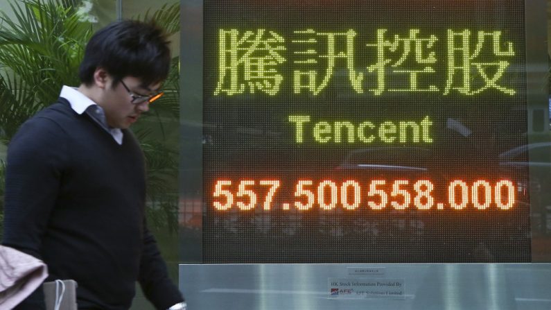 As ações da empresa da internet ‘Tencent Holdings Ltd’ caíram US$ 0,69 centavos no fim das negociações de 12 de junho de 2014 devido a notícias falsas (Epoch Times)