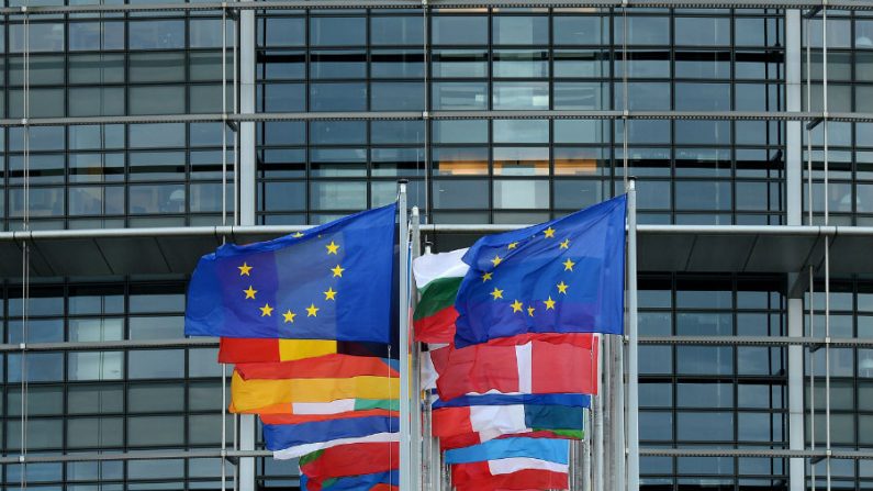 Foto tirada em 9 de maio de 2014 mostra bandeiras europeias em frente ao Parlamento Europeu, em Estrasburgo, no leste da França (Patrick Hertzog/AFP/Getty Images)