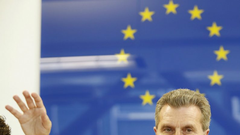 Comissário europeu da Energia, o alemão Guenther Oettinger, fala durante uma conferência de imprensa sobre os atuais problemas
no fornecimento de gás entre a Rússia e a Ucrânia, em 16 de junho de 2014 em Viena (Dieter Nagl/AFP/Getty Images)