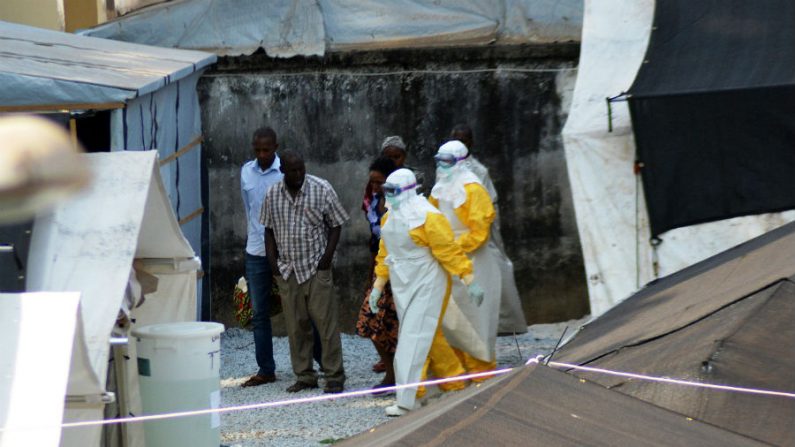 Equipe médica vestindo roupas de proteção caminha por um centro de isolamento para pessoas infectadas com o vírus Ebola no Hospital Donka em Conacri, capital da República da Guiné, em 14 de abril de 2014 (Cellou Binani/AFP/Getty Images)