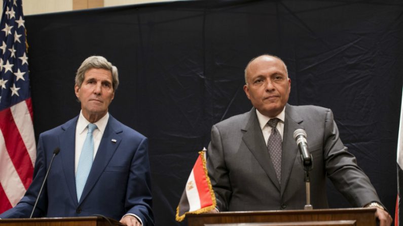 O secretário de Estado dos EUA John Kerry (esq.) e o ministro das Relações Exteriores do Egito Sameh Shoukry Hassan (dir.) ouvem pergunta durante uma conferência de imprensa conjunta em 22 de junho de 2014, no Cairo, Egito (Brendan Smialowski/AFP/Getty Images)