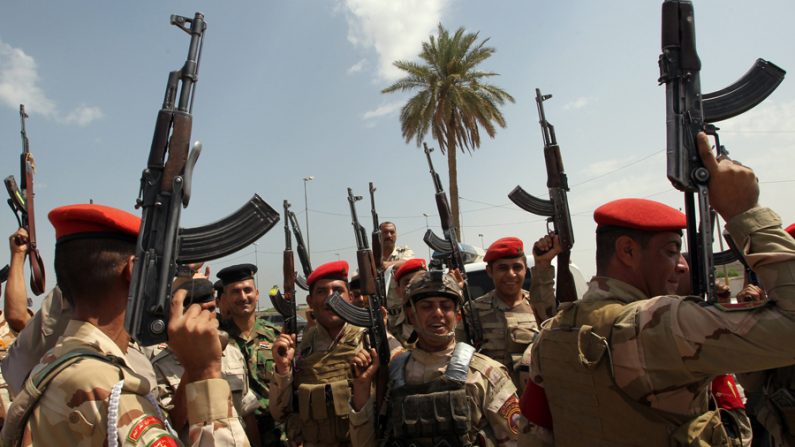 Tropas do exército iraquiano se organizam para combater o Estado Islâmico do Iraque e do Levante (EIIL) (Ali Alsaadi / AFP / Getty Images)