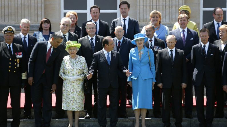 O presidente dos EUA, Barack Obama (2º esq.) e o presidente russo, Vladimir Putin (2º dir.) posam durante uma foto para o 70 º aniversário do desembarque das tropas aliadas na Normandia, operação que ficou conhecida como Dia D, em 6 de junho de 2014 (Regis Vignau/AFP/Getty Images)
