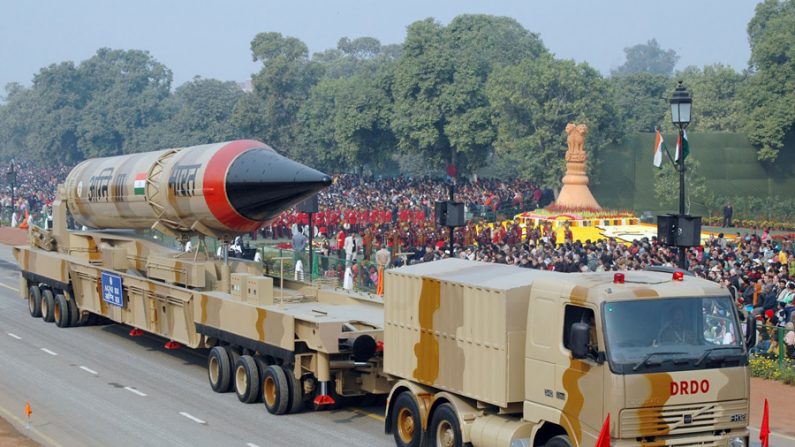 Míssil indiano MRBM AGNI V, com 5.000 km de alcance, apresentado em Janeiro de 2013. Voltado para a China e o Paquistão (Reprodução)