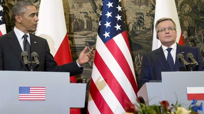 O presidente dos EUA, Barack Obama (E), fala durante conferência de imprensa conjunta com o presidente polonês, Bronislaw Komorowski (Saul Loeb / AFP / Getty Images)