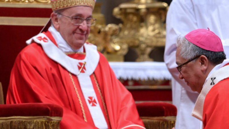 Em gesto histórico, o papa Francisco se reuniu no Vaticano neste domingo com o presidente israelense, Shimon Peres, e o líder palestino, Mahmud Abbas, para uma oração pela paz no Oriente Médio (Alberto Pissoli/AFP/Getty Images)