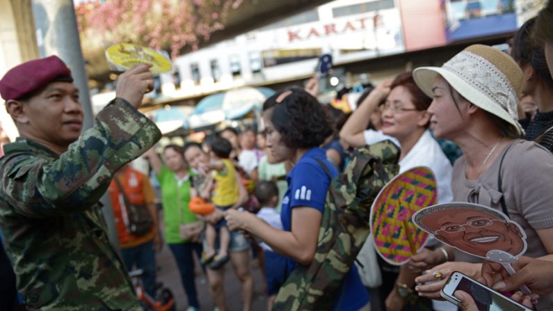Campanha' Levar a Felicidade à População', foca melhorar a imagem dos militares e contrariar as críticas ao golpe  (Christophe Archambault / AFP / Getty Images)