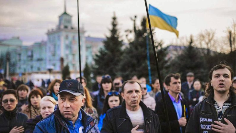 Ucranianos cantam o hino nacional em Lugansk (Reprodução)