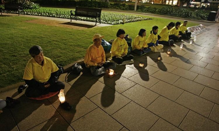 Meditação: praticantes de Falun Gong meditando (Anoek de Groot/Getty Images)