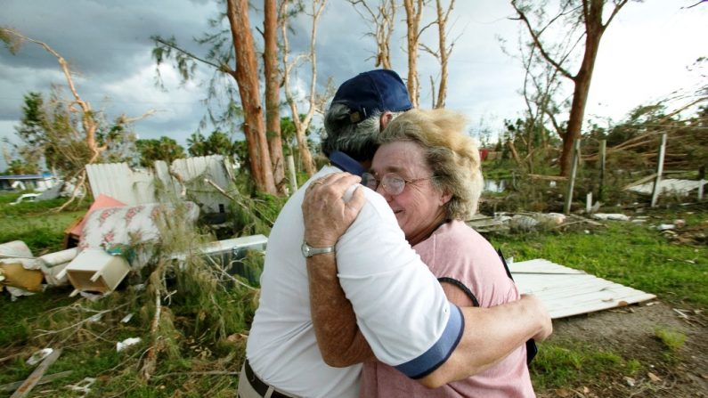 Uma senhora em pânico após o furacão Charley ter assolado sua casa em Pine Island, Flórida, Estados Unidos (Andrea Booher/Wikimedia Commons)