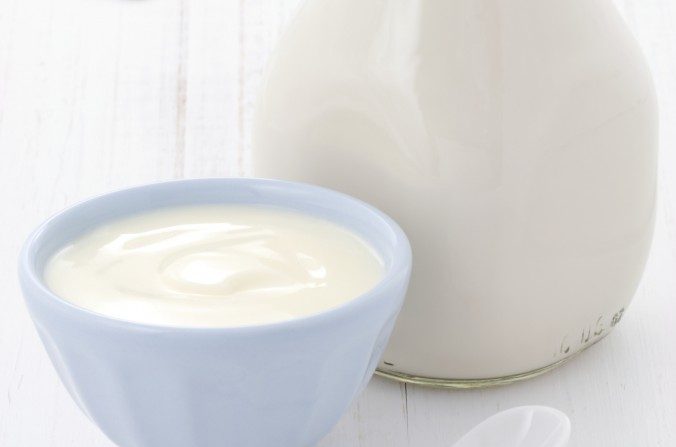 Ao comprar iogurtes comerciais, fique atento aos açúcares adicionados, os quais apenas reverterão os benefícios de saúde do iogurte (Raul Taborda/photos.com)