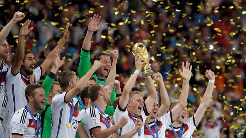 Bastian Schweinsteiger da Alemanha levanta a taça da Copa do Mundo (Abr / Felipe Dana / AP Photo ©)