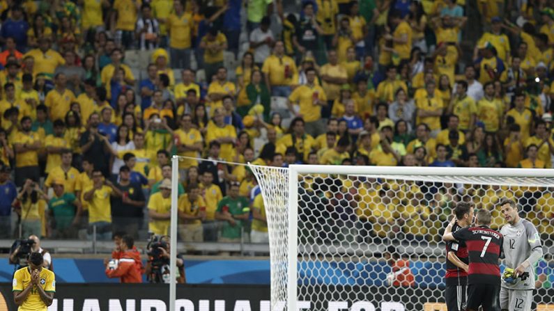 Jogadores brasileiros ficam desolados com o resultado (Adrian Dennis / AFP / Getty Images)