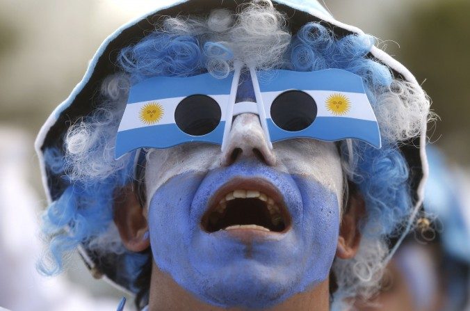 Fã argentino assiste seu time jogar na Copa do Mundo de 2014 contra o Irã, em reprodução ao vivo no FIFA Fan Fest em Copacabana, Rio de Janeiro (AP Photo/Silvia Izquierdo)