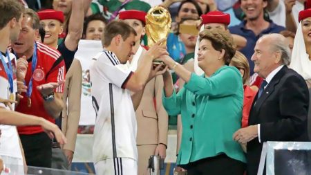 Dilma é alvo de vaias e ofensas durante entrega da taça no Maracanã