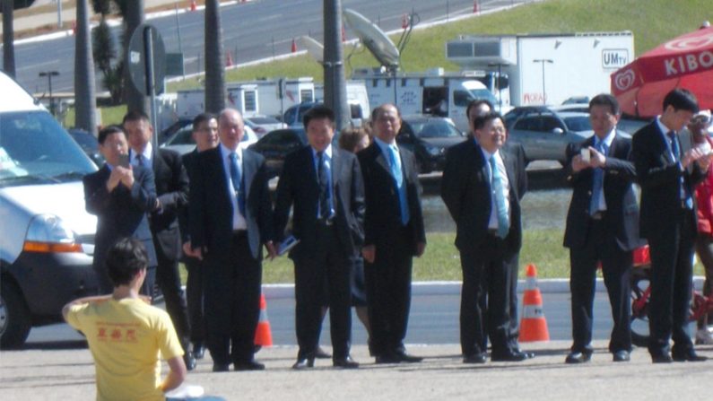 Praticantes do Falun Gong vestidos de camisetas amarelas se reuniram em Brasília durante a visita de autoridades chinesas à capital brasileira para protestar contra a perseguição do regime chinês ao Falun Gong na China, exibindo faixas e esclarecendo os fatos aos policiais e traseuntes locais (Epoch Times)