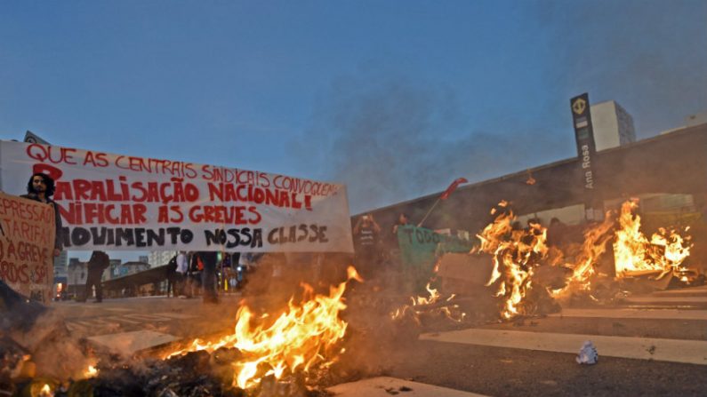 Metroviários em greve e membros do MTST (Movimento dos Trabalhadores Sem Teto), fazem manifestação em 9 de junho de 2014 em São Paulo, causando engarrafamentos enormes na maior cidade do Brasil (Nelson Almeida/AFP/Getty Images)