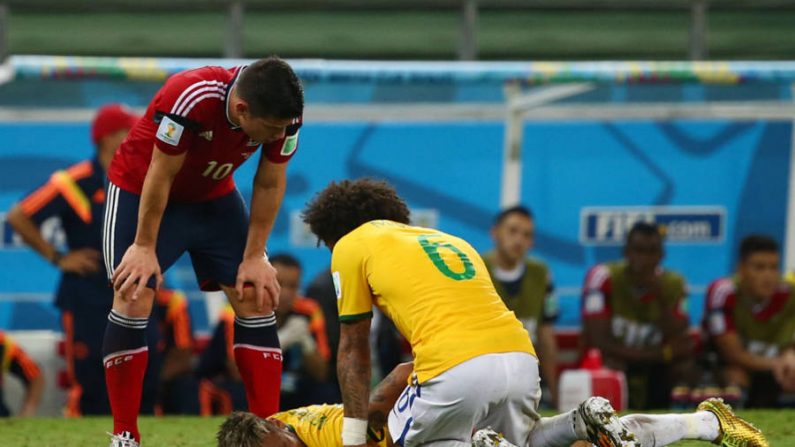 Neymar estendido no chão após golpe do colombiano Juan Camilo Zuniga, no fim da partida Brasil x Colômbia pelas quartas de final da Copa do Mundo 2014, no Castelao, em 4 de julho (Pool/Getty Images)