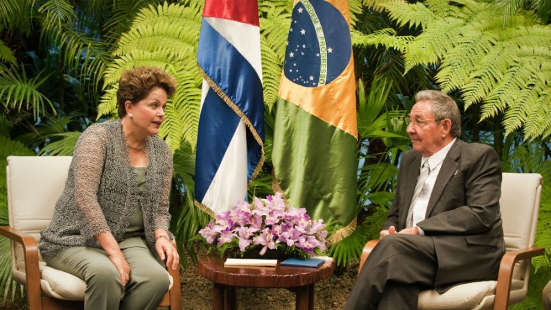 O presidente cubano Raul Castro (dir.) e a presidente brasileira Dilma Rousseff (esq.) reuniram-se no Revolução Palace em 31 de janeiro de 2012 em Havana. Rousseff esteve em Cuba para uma visita oficial de três dias (Adalberto Roque/AFP/Getty Images)