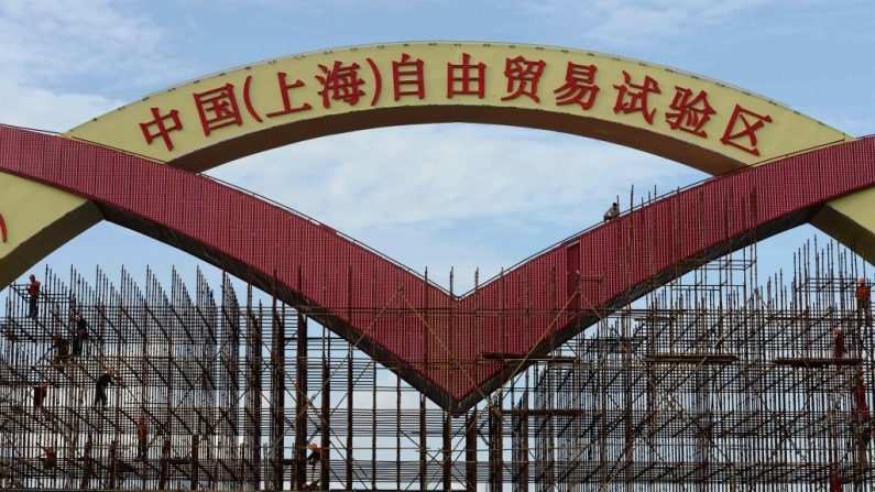 Um arco com o símbolo da "Zona Experimental de Livre Comércio da China" em Shanghai, em 23 de setembro de 2013 (ChinaFotoPress/Getty Images)