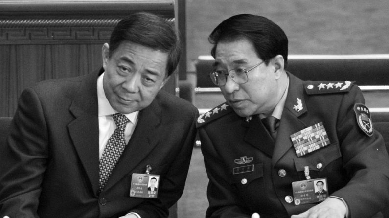 Bo Xilai (à esquerda), um ex-membro do Politburo que agora cumpre prisão perpétua, ao lado do general Xu Caihou no Congresso Popular Nacional em 5 de março de 2012. Um mês depois, Bo Xilai foi purgado do Partido Comunista Chinês; e em 2 de julho de 2014, Xu também foi expulso do PCC (Liu Jin/AFP/Getty Images)