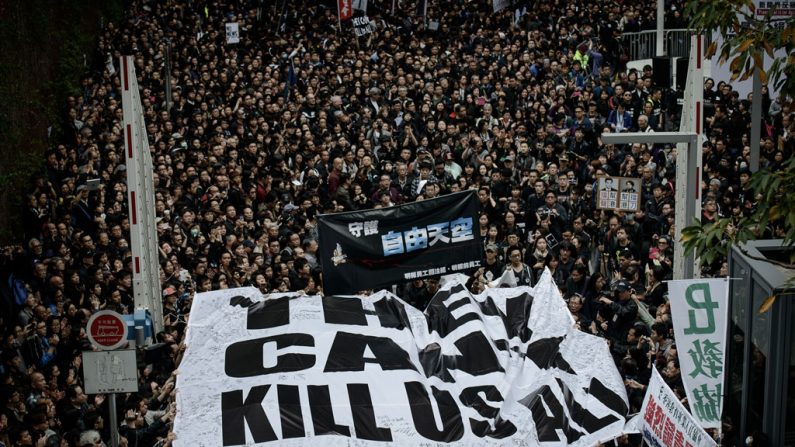 Cidadãos de Hong Kong exibem uma grande faixa, que diz "Eles não podem matar todos nós", numa manifestação em apoio à liberdade de imprensa em Hong Kong em 2 de março. A manifestação foi organizada após um ataque violento contra o ex-editor de um jornal liberal local (Philippe Lopez/AFP/Getty Images)