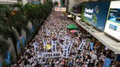 Dezenas de milhares marcham pela democracia em Hong Kong