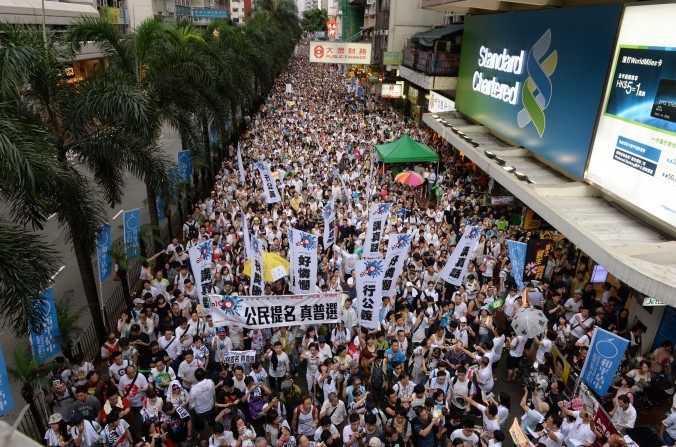 Uma massa de manifestantes marchou pelas ruas de Hong Kong em apoio ao sufrágio universal em 1º de julho. A marcha se tornou uma tradição desde 2003, quando as autoridades comunistas chinesas tentaram passar uma lei antissedição (Song Xianglong/Epoch Times)