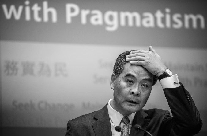 Leung Chun-ying, o chefe-executivo de Hong Kong, numa conferência de imprensa após anunciar suas políticas para Hong Kong em 16 de janeiro de 2013. O líder de Hong Kong, apoiado por Pequim, planeja lidar com a crise imobiliária na cidade, segundo um discurso que visava a amenizar o furor dos protestos de massa que exigem sua renúncia (AFP photo/Philippe Lopez)