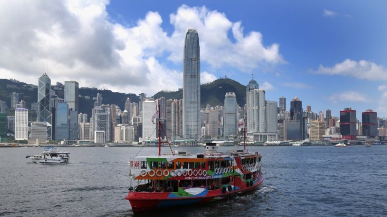 A Balsa Estrela atravessa o porto de Hong Kong em 31 de maio de 2013. Mudanças políticas recentes estão levando os cidadãos de Hong Kong a emigrarem da cidade para outros países e destinos (David Rogers/Getty Images)