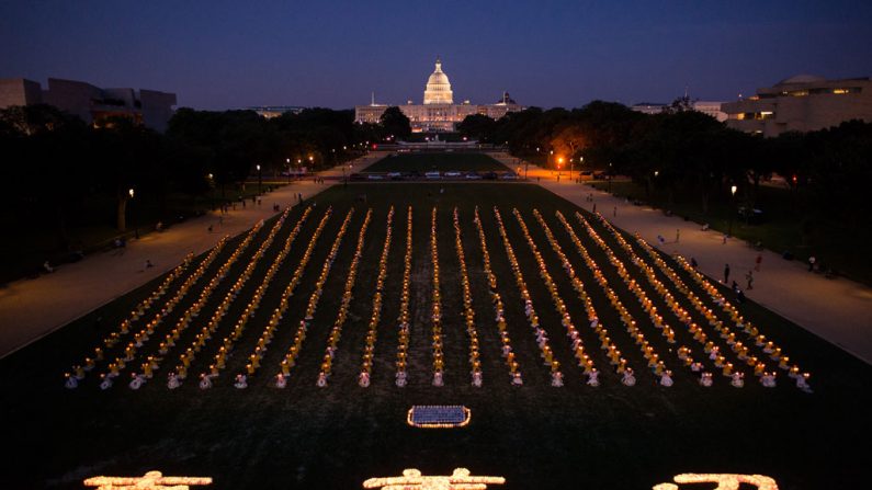 Praticantes do Falun Gong se reúnem no Capitólio em Washington DC, EUA, para uma vigília de velas em memória às vítimas de perseguição na China. Este ano marca 15 anos de perseguição brutal do regime comunista chinês à disciplina espiritual do Falun Gong (Dai Bing/Epoch Times)