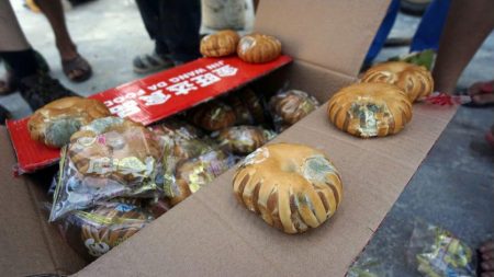 Vítimas de tufão recebem pão mofado e cobertores na China