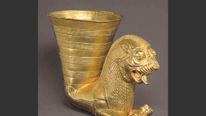     Arte aquemênida: vaso cônico com leão alado fabricado em ouro. Museu Nacional do Irã, em Teerã.