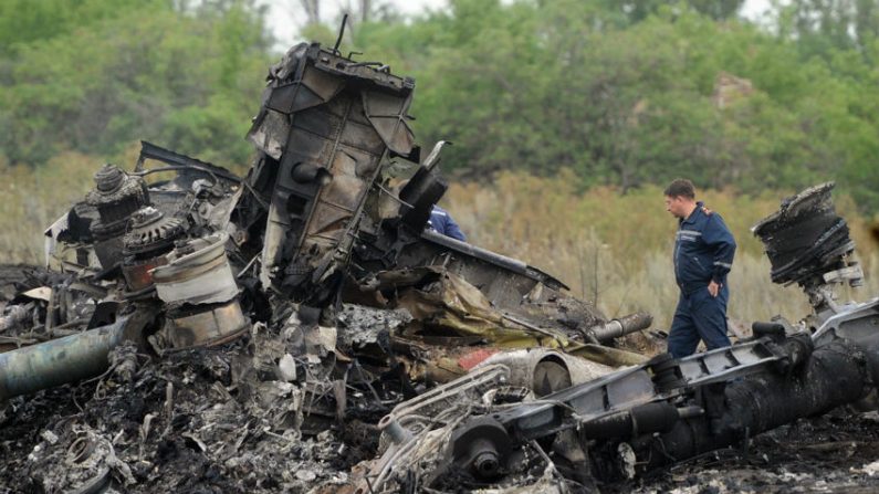 Equipes de resgate estão no local da queda de um avião da Malaysia Airlines que transportava 298 pessoas de Amsterdã para Kuala Lumpur, perto da cidade de Shaktarsk, no leste da Ucrânia controlada pelos rebeldes. Separatistas pró-russos e oficiais de Kiev culparam um ao outro pelo acidente, depois que o avião aparentemente foi atingido por um míssil terra-ar (Dominique Faget/AFP/Getty Images)