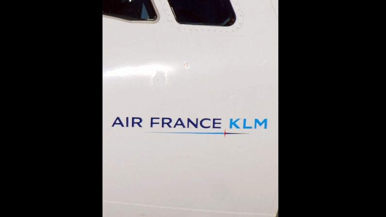 Foto tirada em 22 de maio de 2009 no aeroporto de Orly, um subúrbio ao sul de Paris, mostra um sensor de velocidade do ar (para baixo), conhecido como "tubos Pitot", no lado esquerdo de uma aeronave da Air France-KLM Airbus A330 (Jeremy Melloul/AFP/Getty Images)